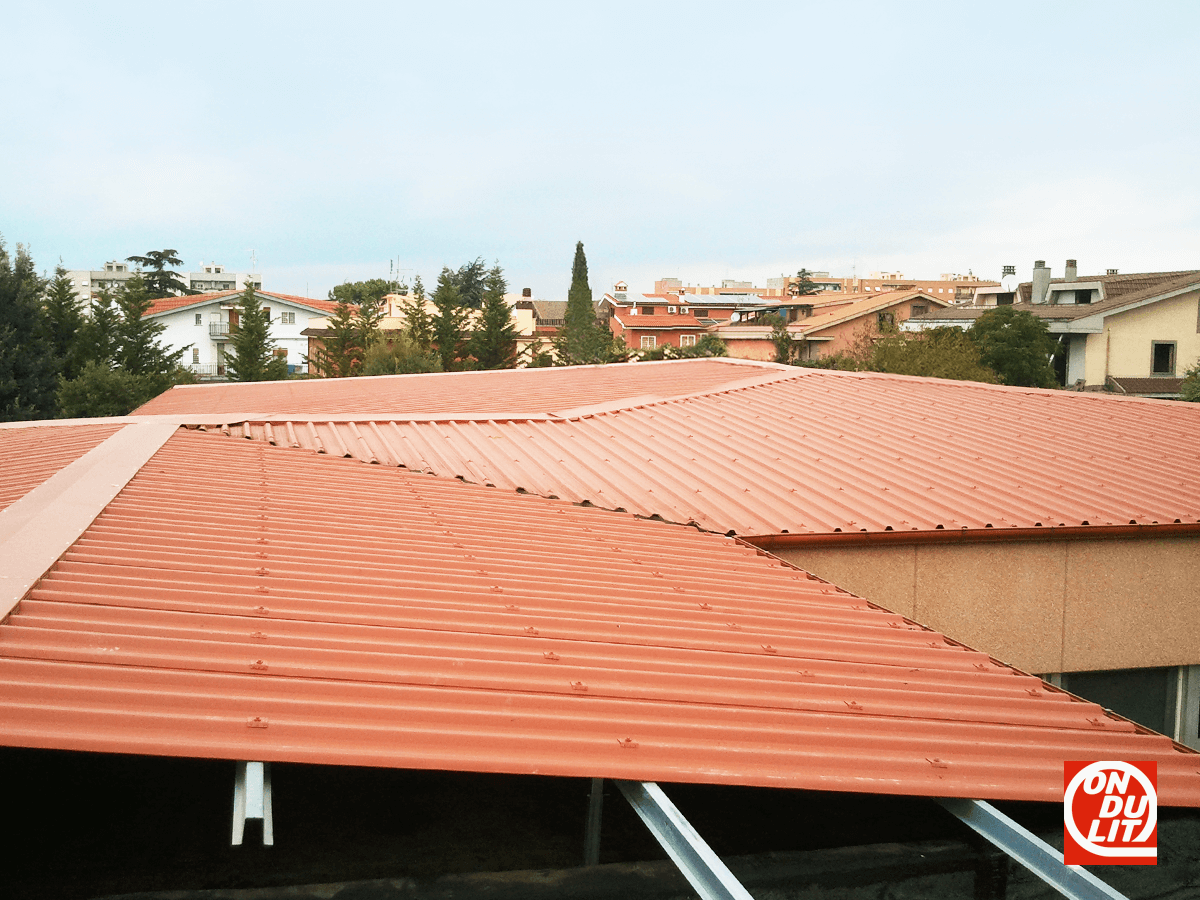 Una soluzione per eliminare definitivamente i problemi causati dall’acqua sul tetto piano di una scuola