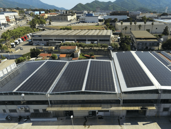 Ventilcover favorisce l'efficientamento energetico degli edifici perchè Cool Roof e consente l'installazione di moduli fotovoltaici su tetto piano.