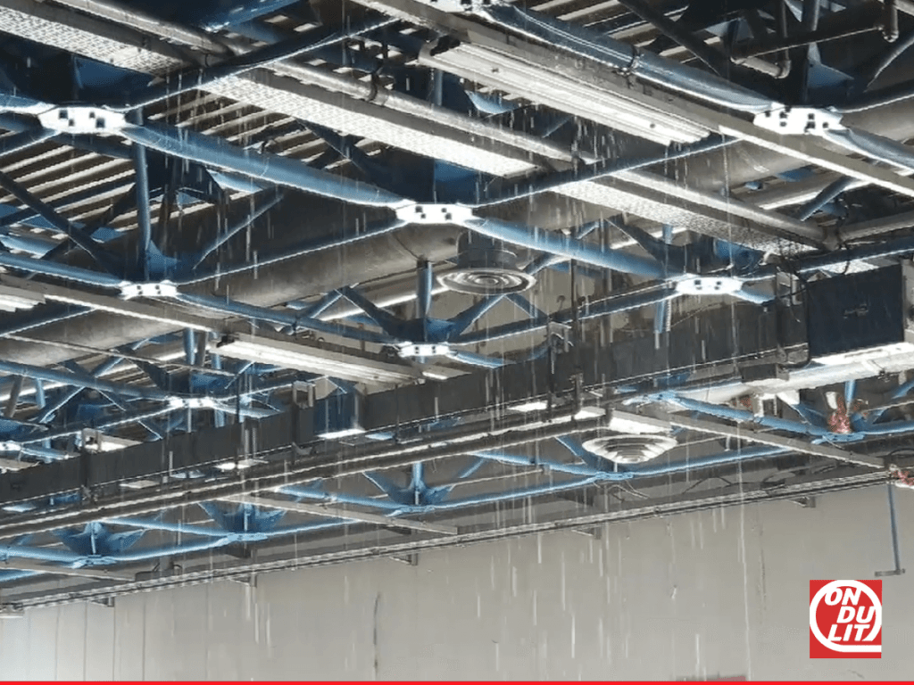 Ventilcover elimina definitivamente le infiltrazioni d’acqua da un tetto piano. Edificio commerciale infiltrazioni provocano gocciolamento all'interno dell'edificio.
